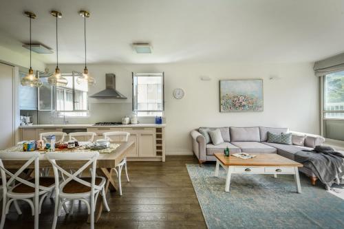 Chic 2BR Apt w Large Windows in Tel Aviv Old North Sea N' Rent