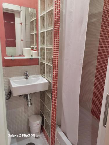 Small Double Room image 5