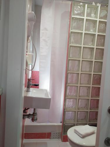 Small Double Room image 1