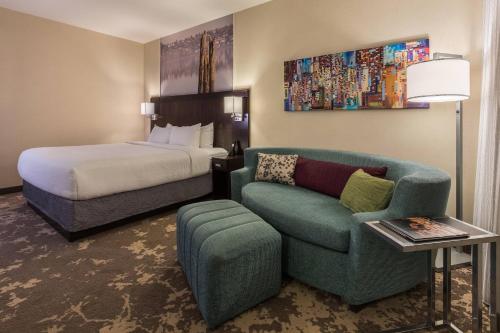 King Room with Sofa Bed image 5