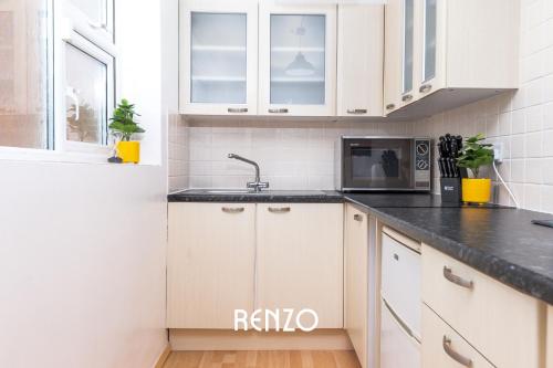 廚房, Bright and Warm 1-bed Annexe in West Bridgford, Nottingham by Renzo, Free Driveway Parking! in 其他地區