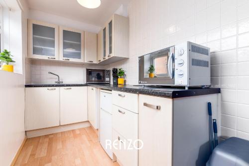 廚房, Bright and Warm 1-bed Annexe in West Bridgford, Nottingham by Renzo, Free Driveway Parking! in 其他地區