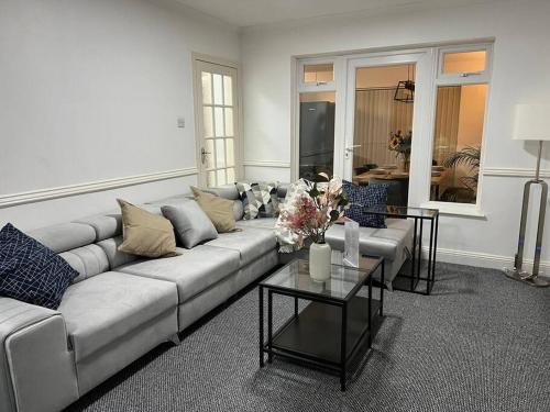 4 BDR Home By Tranquil Ventures Short Lets & Serviced Accommodation Cowley With Games Area, On-Site  in 考利