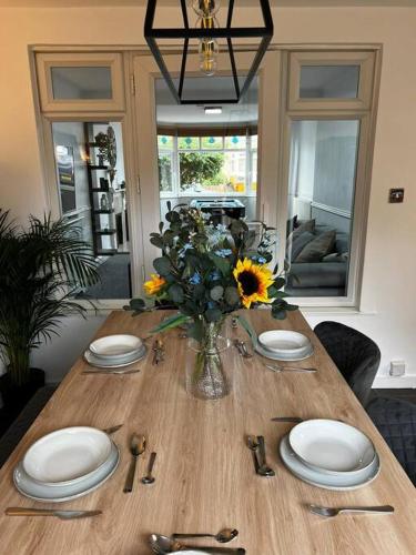 設施, 4 BDR Home By Tranquil Ventures Short Lets & Serviced Accommodation Cowley With Games Area, On-Site  in 考利