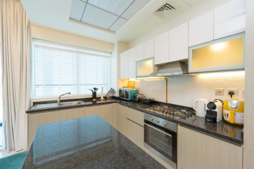 FAM Living - Bayz Tower by Danube - Business Bay - image 8