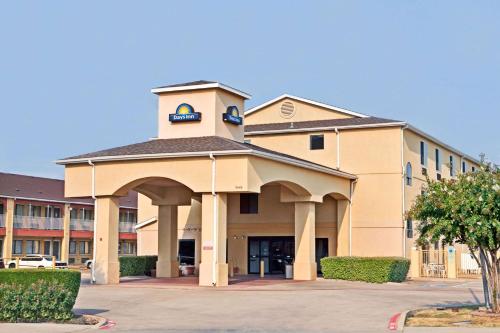 Days Inn by Wyndham Dallas Garland West - image 13