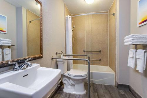 King Room with Sofa Bed and Bath Tub - Mobility/Hearing Accessible - Non-Smoking
