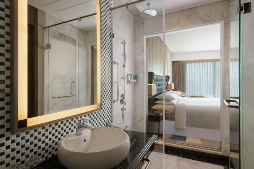 Superior King, Guest room, 1 King, Ocean view, Balcony image 5