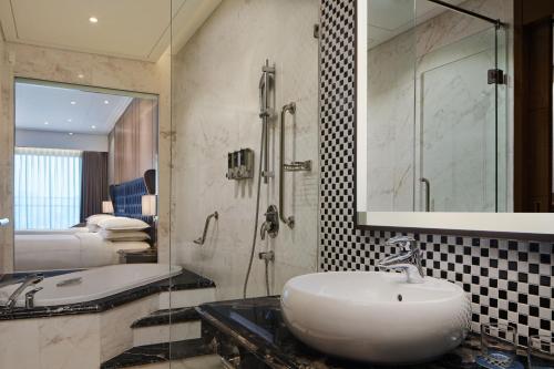 Deluxe Twin, Guest room, 2 twin/single beds, Partial Ocean View, Balcony image 5