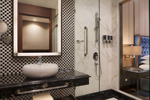 Superior Twin, Guest room, 2 twin/single beds, City View, Balcony image 4