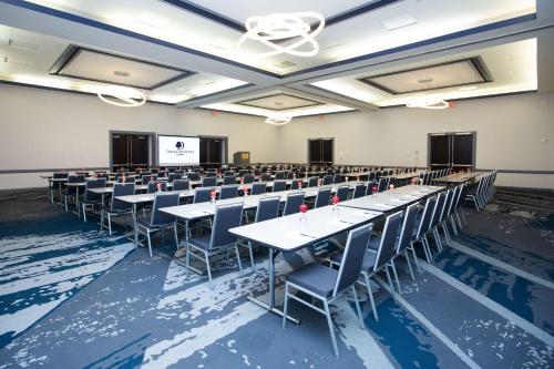 DoubleTree Suites by Hilton Hotel & Conference Center Chicago-Downers Grove