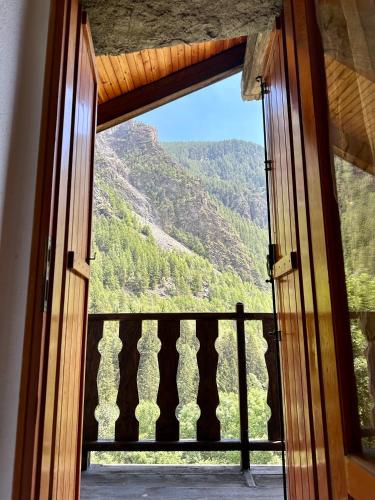 Cozy Chalet With Mountain Views in Ussin, Valtourneche, Parking - Chamois