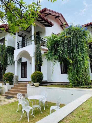 Serene Villa – khách sạn tại Wattappola
