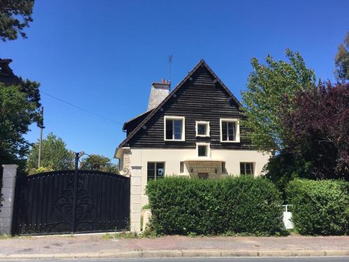 La Villa Polyanthas, grand jardin à 300m de la mer - Location saisonnière - Ver-sur-Mer