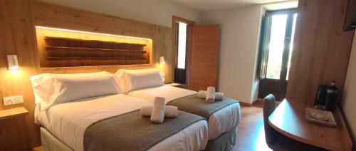 1 queen bed, 2 twin beds