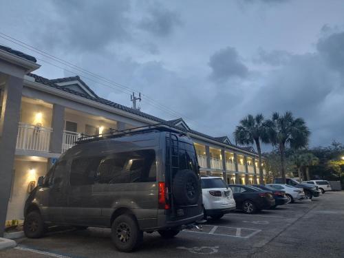 Super 8 by Wyndham Dania/Fort Lauderdale Arpt - image 6