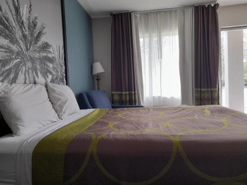 Super 8 by Wyndham Dania/Fort Lauderdale Arpt - image 10