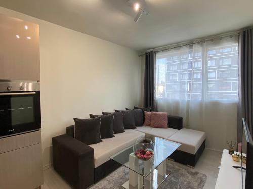 Brand new and modern apartment directly next to the metro station, Sofia (Foto 5)