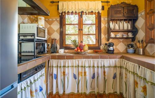 Amazing Cottage In Algatocn With Kitchen