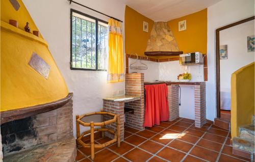 Amazing Cottage In Algatocn With Kitchen