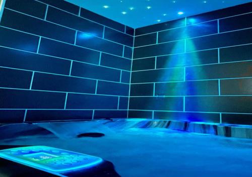 Kümblustünn, BLŌM Suite romantique, spa privé & salle de massage, petit dej inclus (BLOM Suite romantique, spa prive & salle de massage, petit dej inclus) in Douai