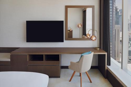 Deluxe Room, 1 King, City View image 8