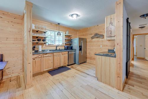 Smoky Mountain Cabin with Camping Area and Fire Pit! in Whittier, USA