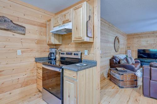 Smoky Mountain Cabin with Camping Area and Fire Pit! in Whittier, USA