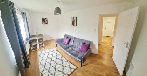 2 Bed Spacious Apartment, Sleeps 5, Free Wifi, Free Parking, Amenities Nearby, Good Transport Links Nearby, Contractors and Holidays