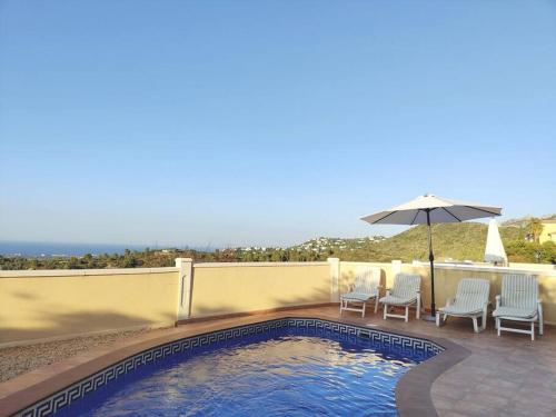Villa avec piscine et vue panoramique à 15min de la plage!