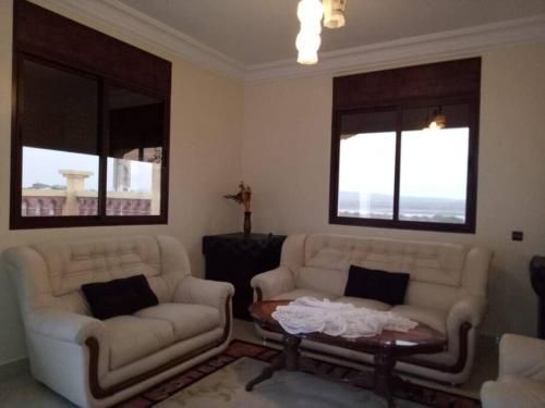 magnifique villa avec un merveilleux view face à la mer et avec trois terrasses + un garage , soyez les bienvenus profitez de cette belle villa et sa largeur au moindre prix