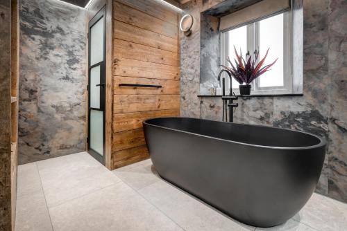 Vannituba, Coronation Cottages, Modernised 200-Year-Old Lake District Cottage Getaway for Two - Ridgestone in Grange Over Sands