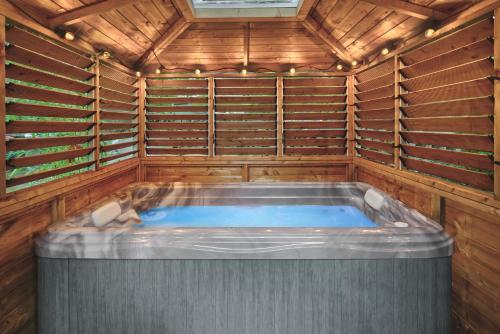 Aed, Coronation Cottages, Modernised 200-Year-Old Lake District Cottage Getaway for Two - Ridgestone in Grange Over Sands