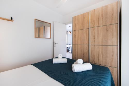 The 7th Corner, hugh apartment ideal for groups - Tap to explore photos