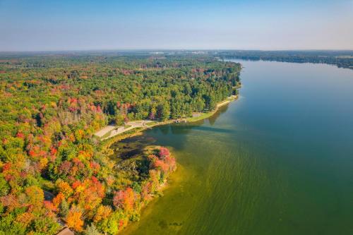 Cozy Otsego Lake Cabin Less Than 1 Mi to Sandy Beach! in Gaylord, USA