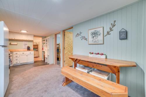 Cozy Otsego Lake Cabin Less Than 1 Mi to Sandy Beach! in Gaylord, USA