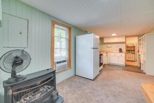 Cozy Otsego Lake Cabin Less Than 1 Mi to Sandy Beach! in Gaylord, USA