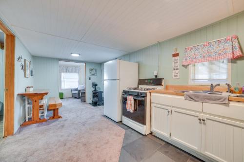 Cozy Otsego Lake Cabin Less Than 1 Mi to Sandy Beach! in Gaylord, USA
