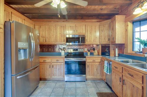 Peaceful Raphine Cottage with Deck and Fireplace! in Raphine, USA