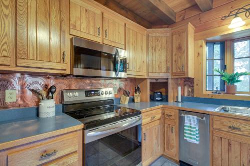 Peaceful Raphine Cottage with Deck and Fireplace! in Raphine, USA