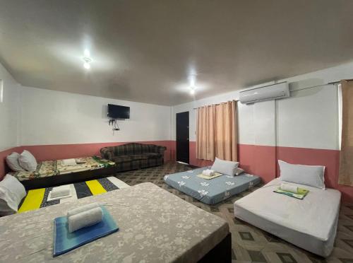 7 queen beds, 1 twin bed