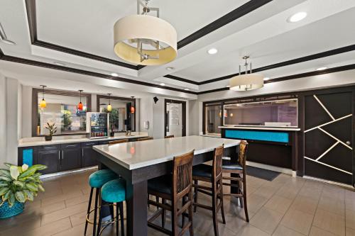 ロードウェイ イン & スイーツ