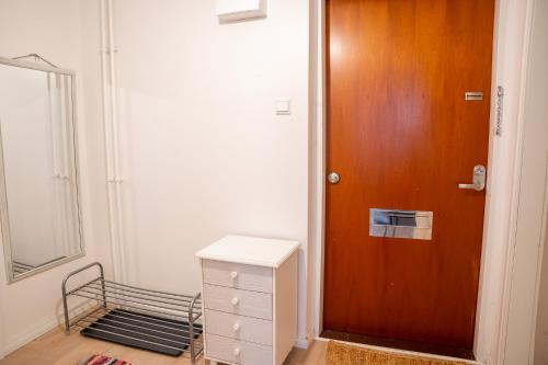 Urban Arctic Elegance: 2-Room Stylish Getaway - Apartment - Rovaniemi