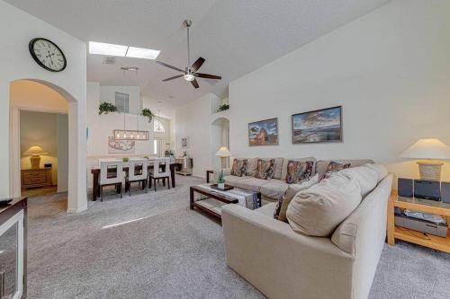 545 -Beautiful 4 Bed Home with Sparkling Pool and Games Room in Orlando, USA