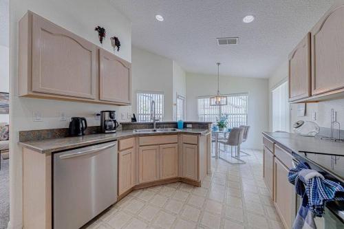 545 -Beautiful 4 Bed Home with Sparkling Pool and Games Room in Orlando, USA