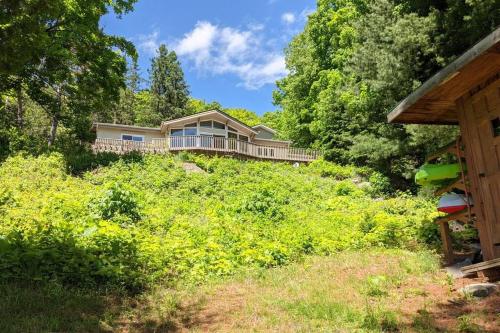 Cheerful 5-Bedroom Lake Front Cottage