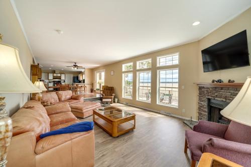Pet-Friendly Checotah Home with Deck and Lake Views! in Checotah, USA