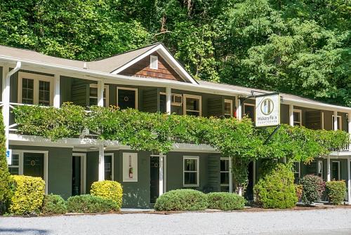 Hickory Falls Inn in Chimney Rock, USA