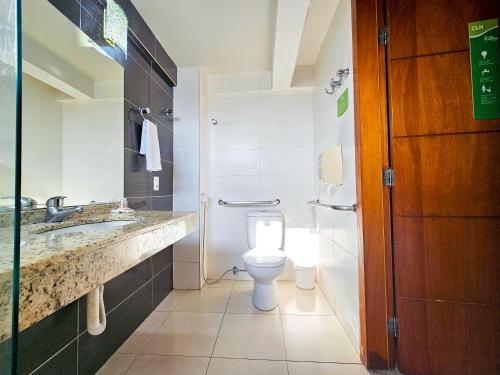Bathroom, CLH Suites Foz do Iguacu in Foz Do Iguacu