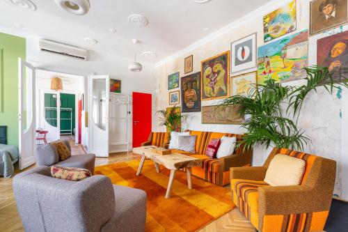 Huge & Stylish in the Center for up to 20 people, Budapest